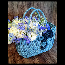  ウォッシュブルーのかごバッグと花　生花